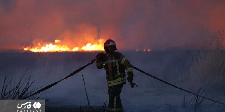 Lightning sets fire to Meighan wetland in central Iran