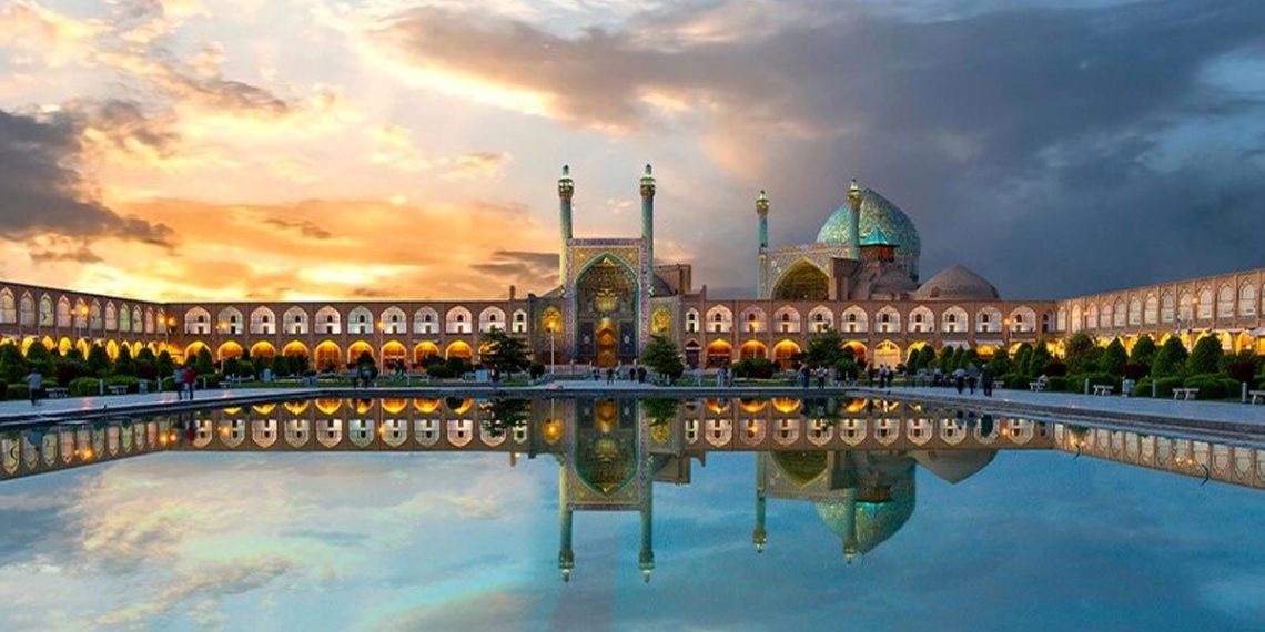 Experience Isfahan’s Beating Heart: The Majestic Naqsh-e Jahan Square