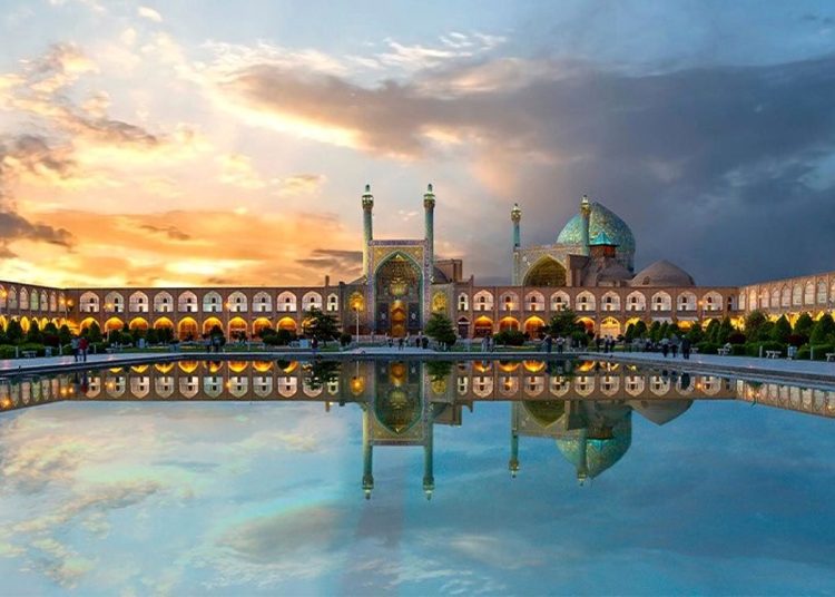 Experience Isfahan’s Beating Heart: The Majestic Naqsh-e Jahan Square