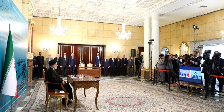 Iran, Russia sign contract to build Rasht-Astara railway