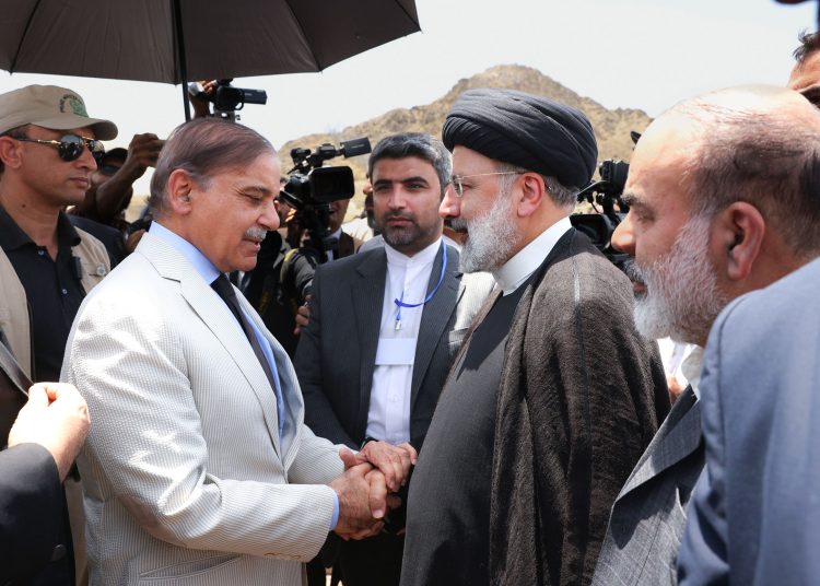 Iran, Pakistan inaugurate joint border market, power transmission line