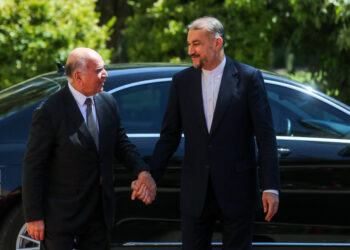 Iraq FM visits Iran as deadline to relocate separatist groups looms