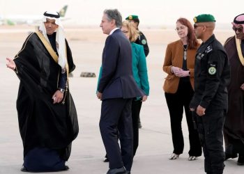 Diplomatic talks amid roar of tanks in Gaza