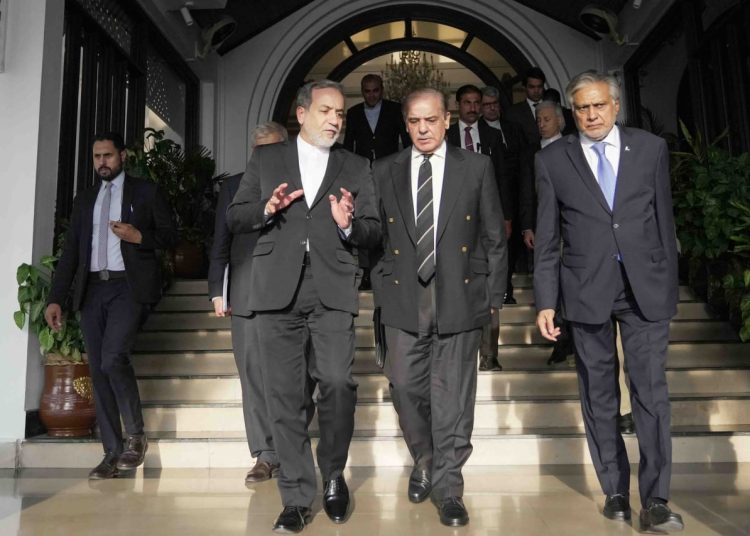 Iran FM visits Pakistan for talks on regional challenges